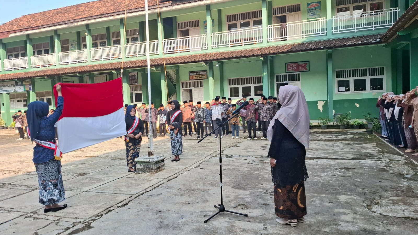 Semangat Kartini di MTs Sunan Muria Kelet : Dari Upacara Khidmat hingga Kreativitas Digital